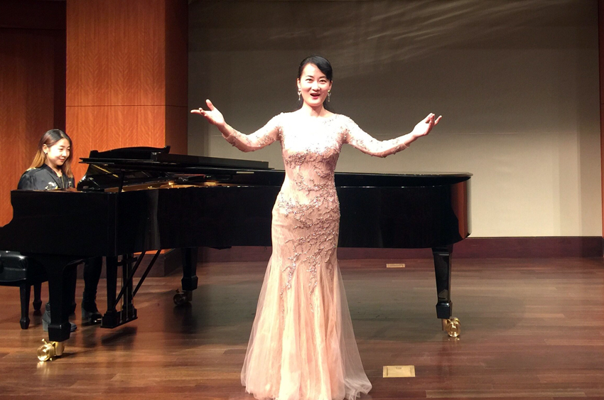 吴蓉美国访问现场演唱.jpg